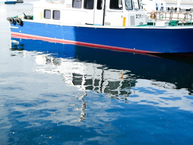 写真：水面に反射する船