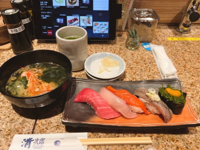 写真：盛岡の寿司屋・清次郎で寿司5点盛りとエビの味噌汁を注文