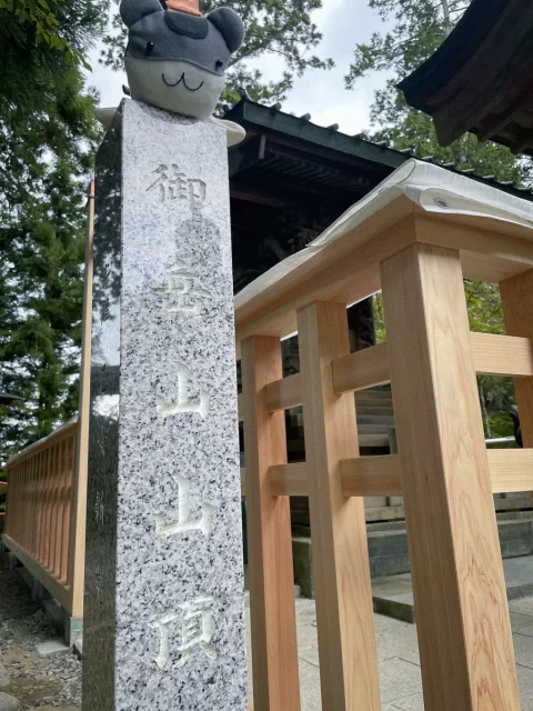 写真：御岳山（東京都青梅市）山頂に立つねずみちゃん