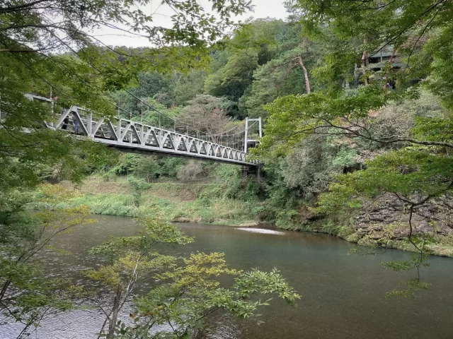 写真：澤乃井園・寒山寺前の吊り橋