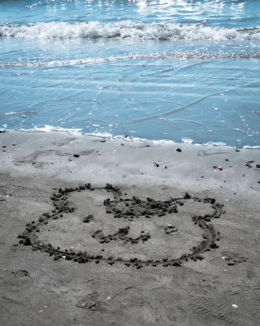 写真：砂浜に描いたねずみちゃん