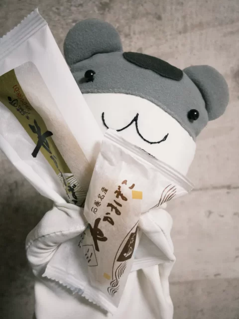 写真：ねずみちゃんパペットが笹かまぼこを抱きかかえている