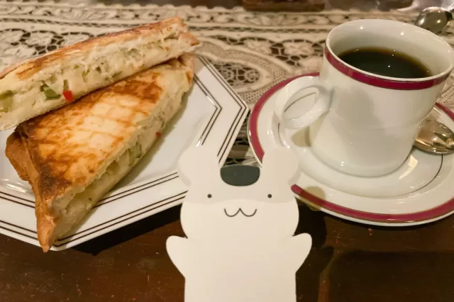 写真：深夜喫茶 多聞のホットサンドとコーヒー