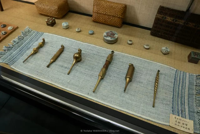 写真：河井寛次郎記念館展示品 河井がデザインした真鍮製のキセル、陶製の帯留めなど