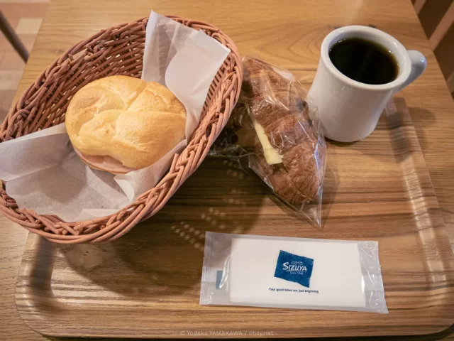 写真：志津屋のパン。カルネ（ハムと玉葱を挟んだパン）、あんバタークロワッサン、コーヒー