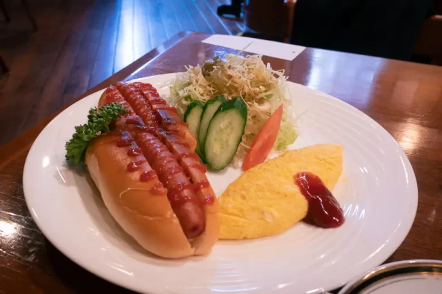 写真：京都市役所そばの喫茶店「アルザ」のモーニングメニュー。ホットドッグ、オムレツ、サラダ