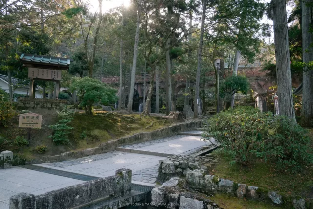 写真：南禅寺の庭園を通る水路閣　1890年（明治23年）に竣工されたレンガ製の水道橋で、琵琶湖疎水を通している