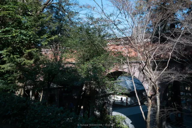 写真：南禅寺の庭園の木々の間に隠れている水路閣