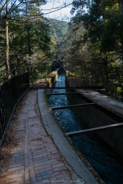 写真：水路閣の上を流れている水路