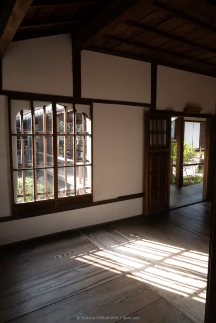 写真：青蓮院 廊下の花頭窓から外光が射し込んでいる。