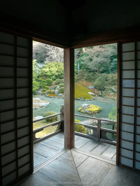 写真：青蓮院 屋内の廊下の角から庭園の池を撮影