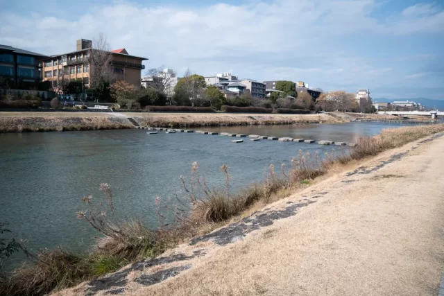 写真：鴨川の飛び石を遠景から撮影。