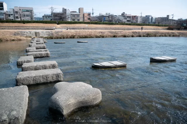写真：鴨川の飛び石を渡りながら来た道を振り返って撮影。四角い切石のほかに、渡し舟型の石、千鳥型の石がある。
