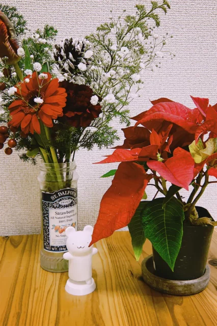 写真:卓上に飾ったクリスマスの紅白色のブーケとポインセチア、3Dプリンタ製のねずみちゃんフィギュア(モデリング:イタリさん)