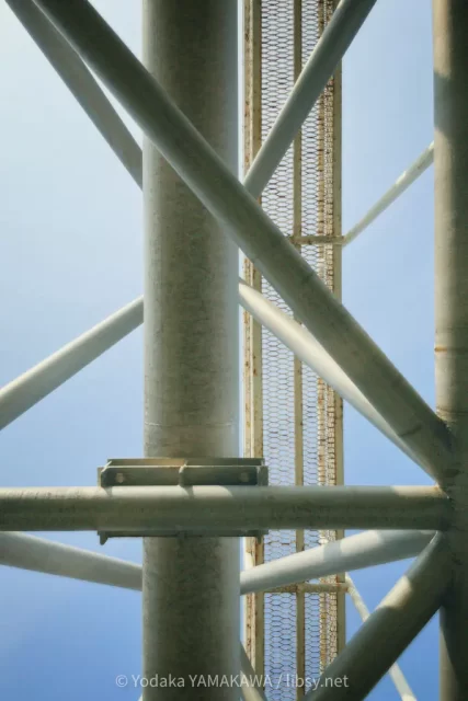 写真：水管橋の橋桁を真下から撮影